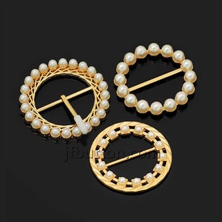 Abito rotondo con fibbia con diamante
