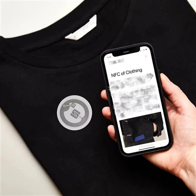 La tendenza allo sviluppo delle etichette di abbigliamento